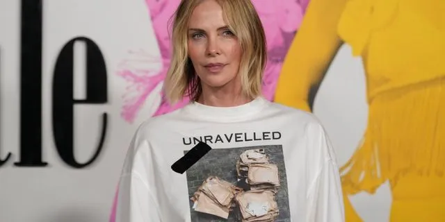 H Charlize Theron με ζαρτιέρες και mini φούστα και oh, my God