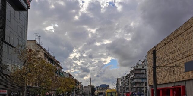 Καιρός: Συννεφιά και τοπικές βροχές την Πέμπτη – Έως 38 βαθμούς η θερμοκρασία