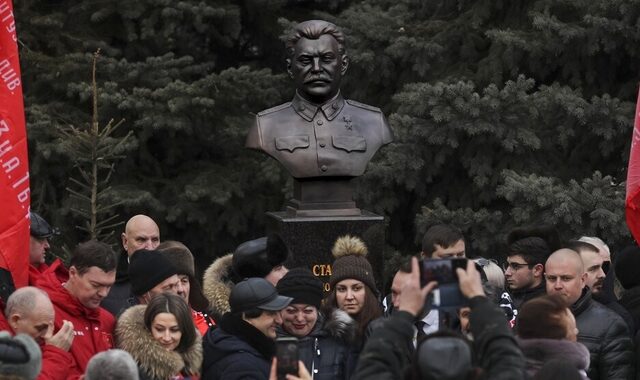 Ρωσία: Αποκαλυπτήρια προτομής του Στάλιν την παραμονή των εορτασμών της Μάχης του Στάλινγκραντ