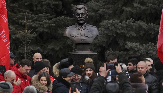 Ρωσία: Αποκαλυπτήρια προτομής του Στάλιν την παραμονή των εορτασμών της Μάχης του Στάλινγκραντ