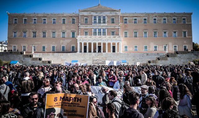 Σε εξέλιξη η διαδήλωση των καλλιτεχνών στο Σύνταγμα