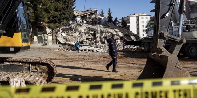 Τουρκία: Έντονη κριτική στην τουρκική Ερυθρά Ημισέληνο επειδή πούλησε αντί να δωρίσει σκηνές σε σεισμόπληκτους