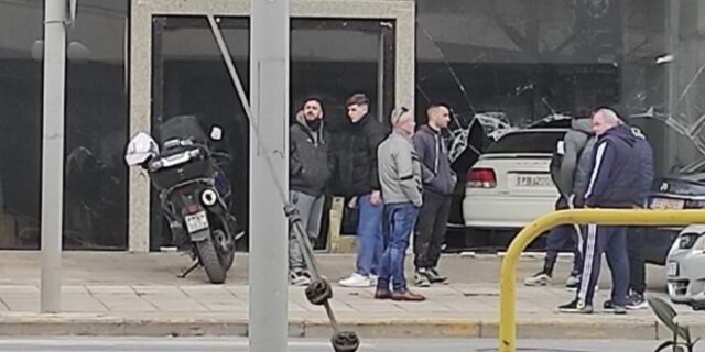 Θεσσαλονίκη: Αυτοκίνητο “καρφώθηκε” σε τζαμαρία επιχείρησης