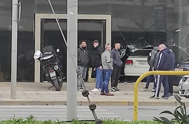 Θεσσαλονίκη: Αυτοκίνητο “καρφώθηκε” σε τζαμαρία επιχείρησης