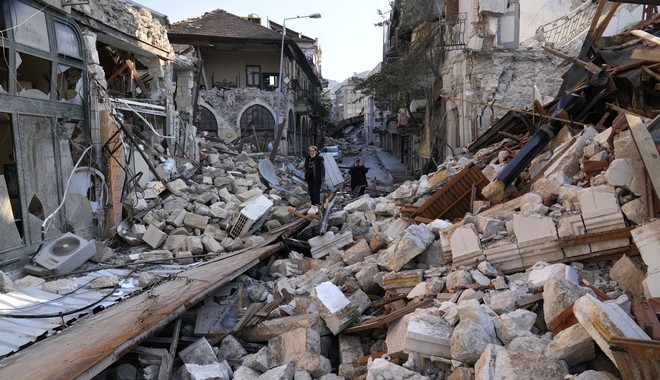 Τουρκία: Νεκροί και παγιδευμένοι κάτω από τα συντρίμμια μετά τους τρεις νέους σεισμούς – Σε εξέλιξη επιχειρήσεις διάσωσης