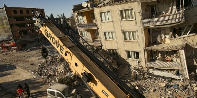 Σεισμός στην Τουρκία: “Ο σύζυγός μου πήγε να βοηθήσει στα χαλάσματα. Επέστρεψε με τα χέρια καλυμμένα με αίμα”