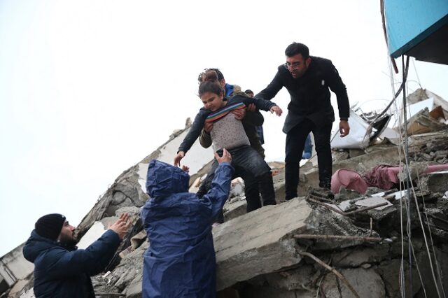 Σεισμός στην Τουρκία: Συγκλονιστικά στιγμιότυπα από τη βιβλική καταστροφή