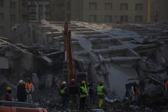 Σεισμός στην Τουρκία: 24χρονη έστειλε SMS και παιδάκι τηλεφώνησε από τα ερείπια – Αναζητούνται από τους διασώστες