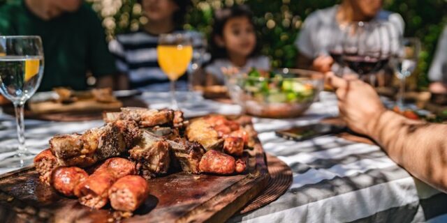 Τσικνοπέμπτη: Πώς ονομάστηκε και σε ποιες άλλες χώρες υπάρχουν παρόμοια έθιμα