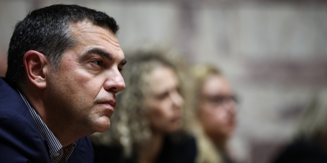 Οργή Τσίπρα για τις χυδαίες διαρροές – “Θα βοηθήσει την Αυγή μόλις επιστρέψει”