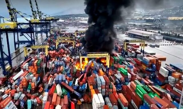 Σεισμός στην Τουρκία: Μεγάλη φωτιά στο λιμάνι του Ισκεντερούν