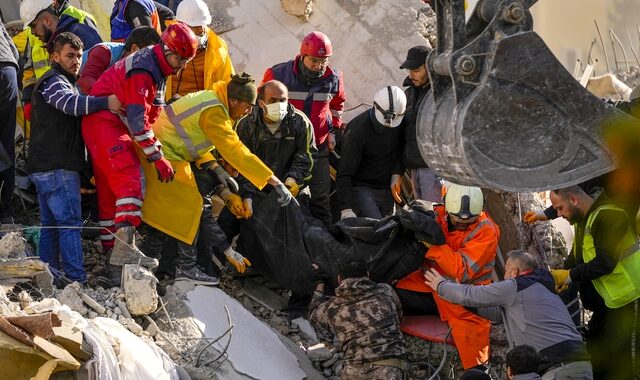 Σεισμός στην Τουρκία: Ώρες αγωνίας για τους εγκλωβισμένους στα συντρίμμια – Ενισχύεται η ελληνική αποστολή