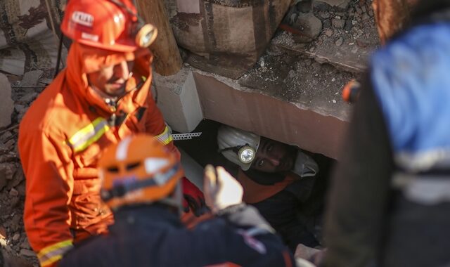 Σεισμός στην Τουρκία: Άκαρπες οι έρευνες της ΕΜΑΚ για την ανεύρεση της 24χρονης και του παιδιού