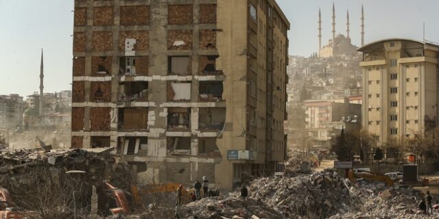 Σοκαριστικές εικόνες στην Τουρκία: Κτίριο μετακινήθηκε και καταπλάκωσε παρκαρισμένα ΙΧ
