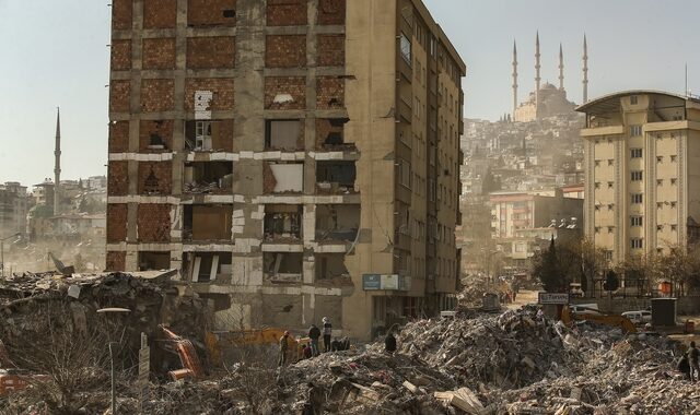 Σοκαριστικές εικόνες στην Τουρκία: Κτίριο μετακινήθηκε και καταπλάκωσε παρκαρισμένα ΙΧ