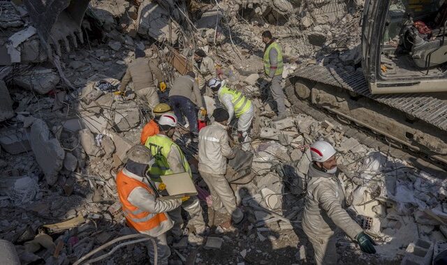 Σεισμός στην Τουρκία: Μία 42χρονη ανασύρθηκε ζωντανή μετά από 222 ώρες στα συντρίμμια – Έκλαιγαν οι διασώστες