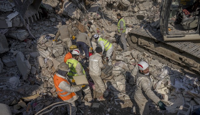 Σεισμός στην Τουρκία: Μία 42χρονη ανασύρθηκε ζωντανή μετά από 222 ώρες στα συντρίμμια – Έκλαιγαν οι διασώστες