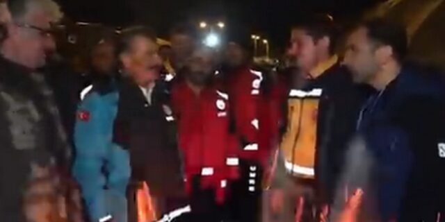 Βίντεο: Σόμπα εκρήγνυται δίπλα στον Τούρκο υπουργό Υγείας σε καταυλισμό σεισμοπλήκτων