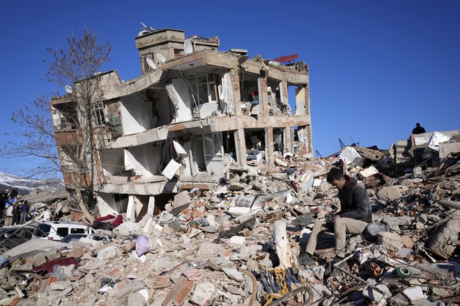 Σεισμός στην Τουρκία: Τους επτά έφτασαν οι απεγκλωβισμοί θυμάτων από τους Έλληνες πυροσβέστες
