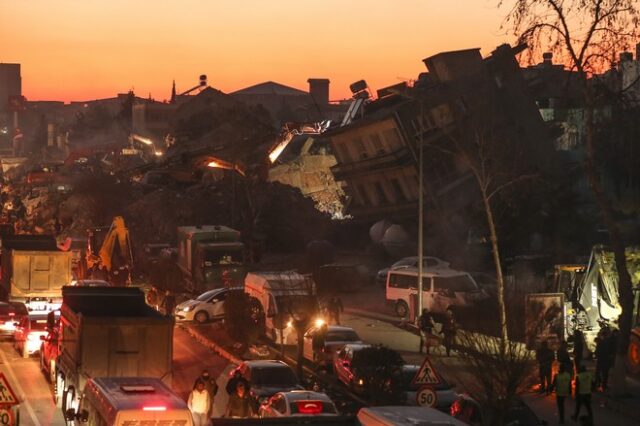 Σεισμός σε Τουρκία – Συρία: Ατελείωτος θρήνος – Γεμάτα τα νεκροταφεία, πτώματα σε στάδια και πάρκινγκ