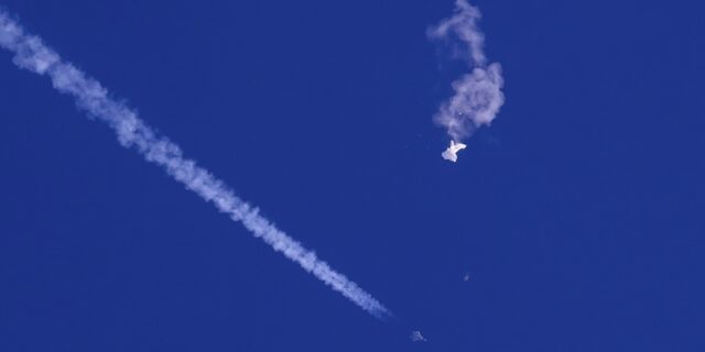 UFO, μπαλόνια κατάσκοποι, ή συσκευές καιρού; “Όλα ανοιχτά” λένε οι ΗΠΑ – Το πιο πιθανό σενάριο