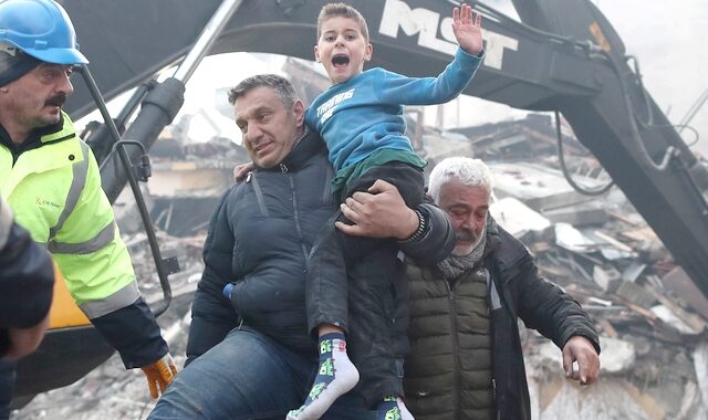 Σεισμός στην Τουρκία: Συγκλονιστικά καρέ από τη διάσωση 8χρονου – Ήταν 52 ώρες στα συντρίμμια