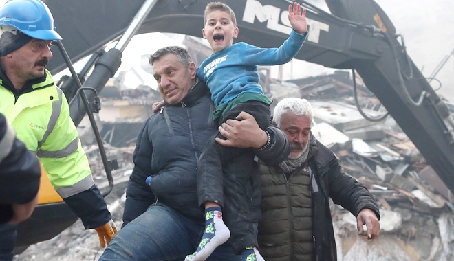 Σεισμός στην Τουρκία: Συγκλονιστικά καρέ από τη διάσωση 8χρονου – Ήταν 52 ώρες στα συντρίμμια