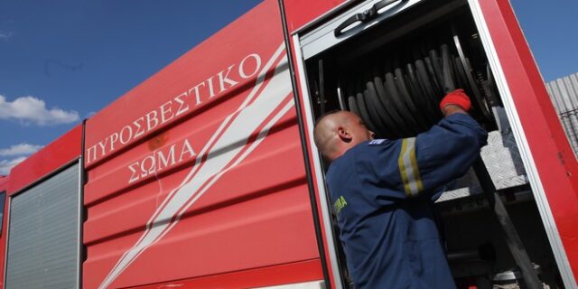 Φωτιά σε διαμέρισμα στους Αμπελόκηπους – Γυναίκα μεταφέρθηκε με εγκαύματα στο νοσοκομείο