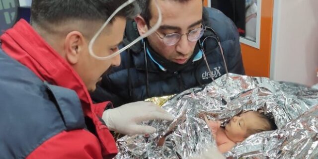 Τουρκία: Βρέφος 10 ημερών ανασύρθηκε ζωντανό 90 ώρες μετά τον σεισμό