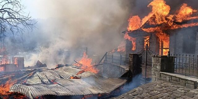 Ιωάννινα: Υπό μερικό έλεγχο η φωτιά σε εργοστάσιο ξυλείας στη Βωβούσα – Κάηκαν σπίτια