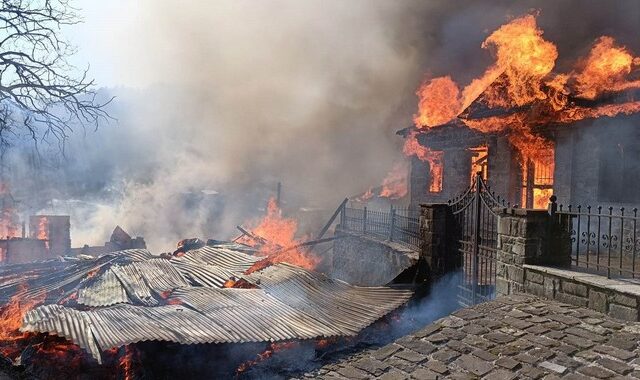 Ιωάννινα: Υπό μερικό έλεγχο η φωτιά σε εργοστάσιο ξυλείας στη Βωβούσα – Κάηκαν σπίτια