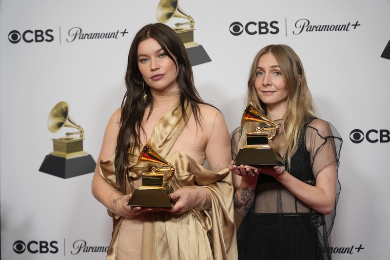 Ποιες είναι οι Wet Leg που σάρωσαν τα “εναλλακτικά” Grammys και δεν το πίστευαν – Χωρίς βραβείο ξανά η Bjork