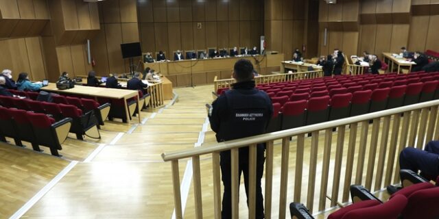 Δίκη Χρυσής Αυγής: “Είχε προλάβει να στρίψει το μαχαίρι – Η πληγή ήταν ανοιχτή σαν τριαντάφυλλο”
