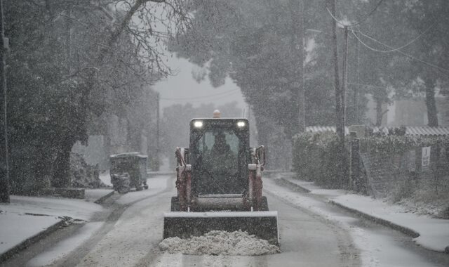Κακοκαιρία Μπάρμπαρα: Σφοδρή χιονόπτωση στα Βόρεια της Αττικής – Χιόνια και στην Θεσσαλονίκη