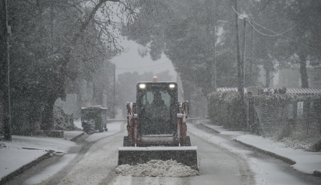 Κακοκαιρία Μπάρμπαρα: Σφοδρή χιονόπτωση στα Βόρεια της Αττικής – Χιόνια και στην Θεσσαλονίκη