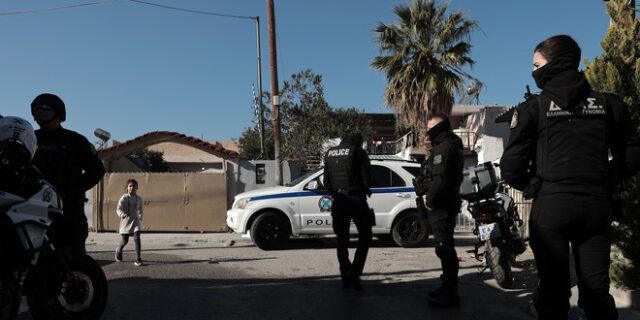 Ζεφύρι: Συλλήψεις για άσκοπους πυροβολισμούς ακόμα και με κλεμμένο πιστόλι αστυνομικού