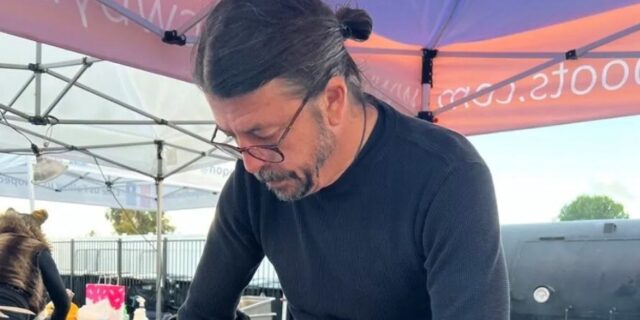 Ο Dave Grohl των Foo Fighters μαγείρεψε επί 16 ώρες για 500 άστεγους