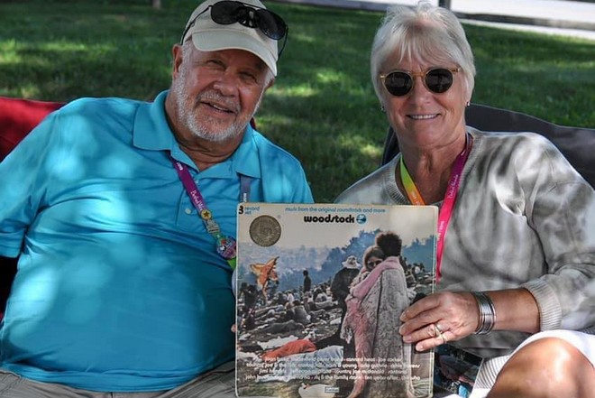 Πέθανε η γυναίκα από το εμβληματικό εξώφυλλο του Φεστιβάλ Woodstock