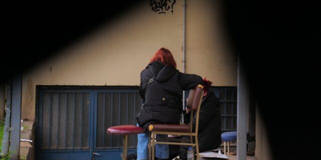 “Ήμασταν στο τρίτο βαγόνι. Τον έχασα” – Μαρτυρίες συγγενών έξω από το νεκροτομείο Λάρισας