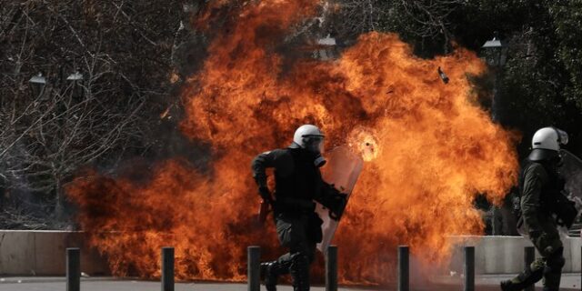 Πεδίο μάχης το Σύνταγμα: Η απρόκλητη επίθεση της αστυνομίας σε εικόνες