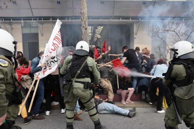 Σύνταγμα: Τα βίντεο που εκθέτουν την ΕΛΑΣ – Εικόνες βαρβαρότητας σε μια ειρηνική συγκέντρωση