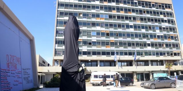 Τέμπη: Μαύρο πανί και λευκά λουλούδια στο άγαλμα του Αριστοτέλη στο ΑΠΘ για τους νεκρούς φοιτητές