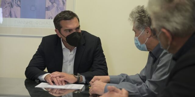 Τέμπη: Ο Αλέξης Τσίπρας στο πλευρό των τραυματιών στο Παν. Νοσοκομείο Λάρισας