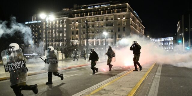Χημικά και βία από τα ΜΑΤ – Διέλυσαν τη σιωπηρή διαμαρτυρία στο Σύνταγμα