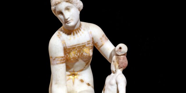 Η Αφροδίτη με το χρυσό μπικίνι είναι ο “επισκέπτης” του Μουσείου Ακρόπολης
