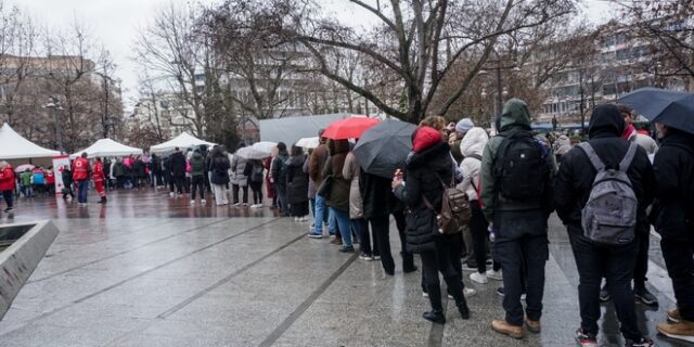 Τέμπη: “Σ’ αυτή την κοινωνία μπορείς να ελπίζεις” – 8.500 φιάλες αίμα σε δύο ημέρες για τους τραυματίες