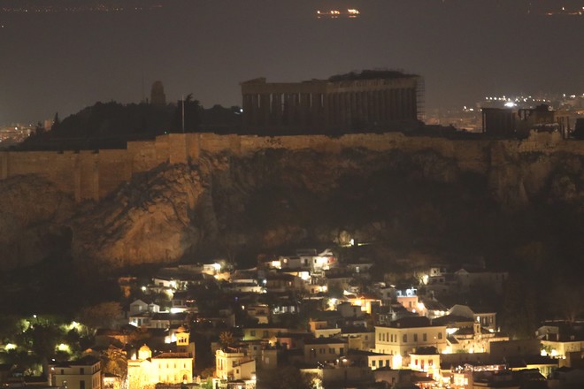Ώρα της Γης: Η Αθήνα έσβησε τα φώτα – Σκοτείνιασαν μνημεία σε 190 χώρες