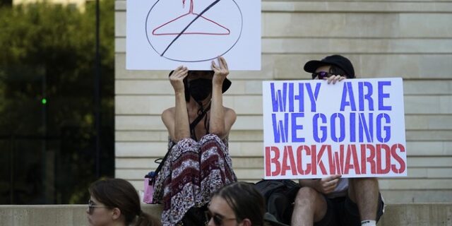 Μακρόν: Το δικαίωμα στην άμβλωση θα κατοχυρωθεί στο Σύνταγμα