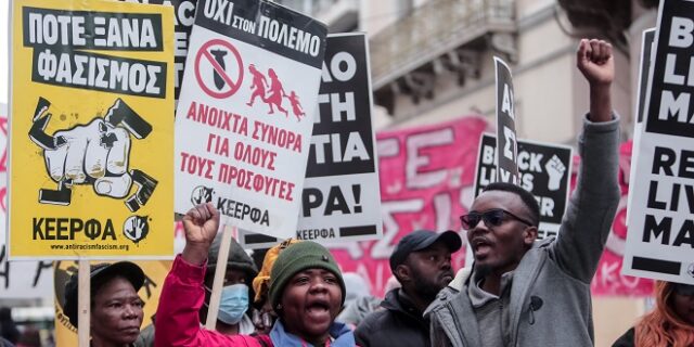 “Από τα Τέμπη στο Αιγαίο δολοφονούν” – Φωτογραφίες από το αντιρατσιστικό συλλαλητήριο στην Αθήνα