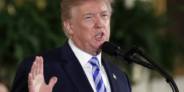 Ο Τραμπ προβλέπει ότι θα συλληφθεί και καλεί τους διαδηλωτές να “πάρουν το έθνος πίσω”